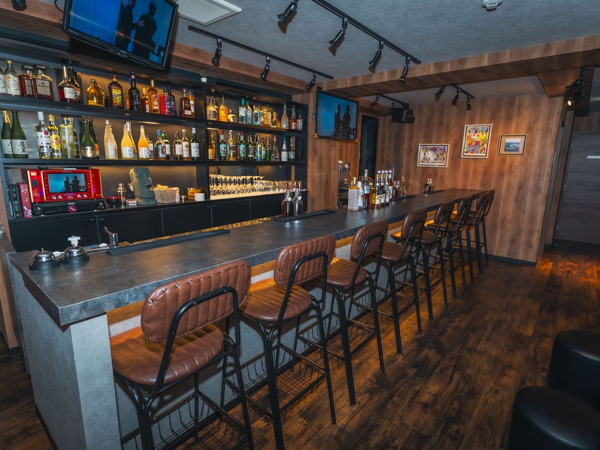 カウンター席とボトル棚が見渡せるBAR 1Carat 下北沢の店内。貸切でも利用できる広さ
