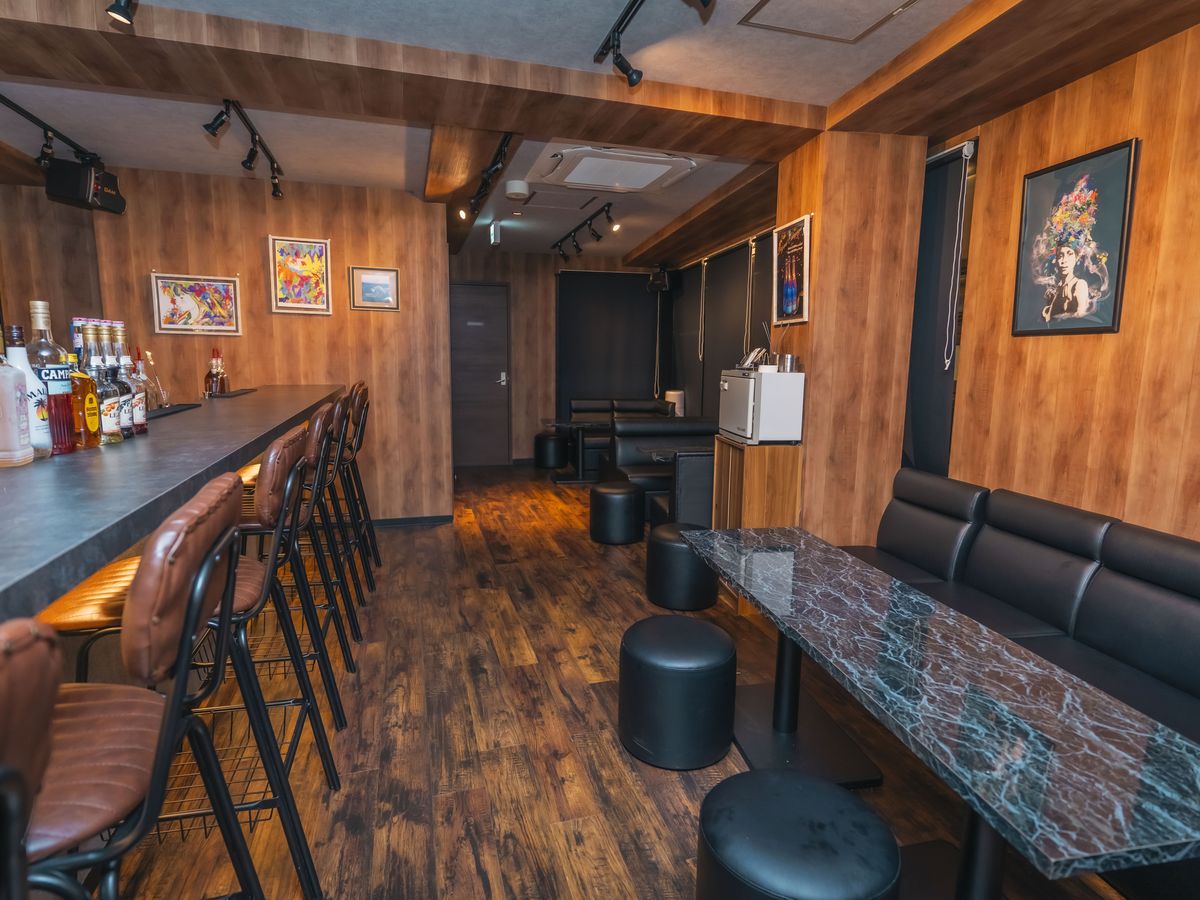 レザースツールが並ぶカウンターと、奥のソファ席。ひとりでも使いやすい店内